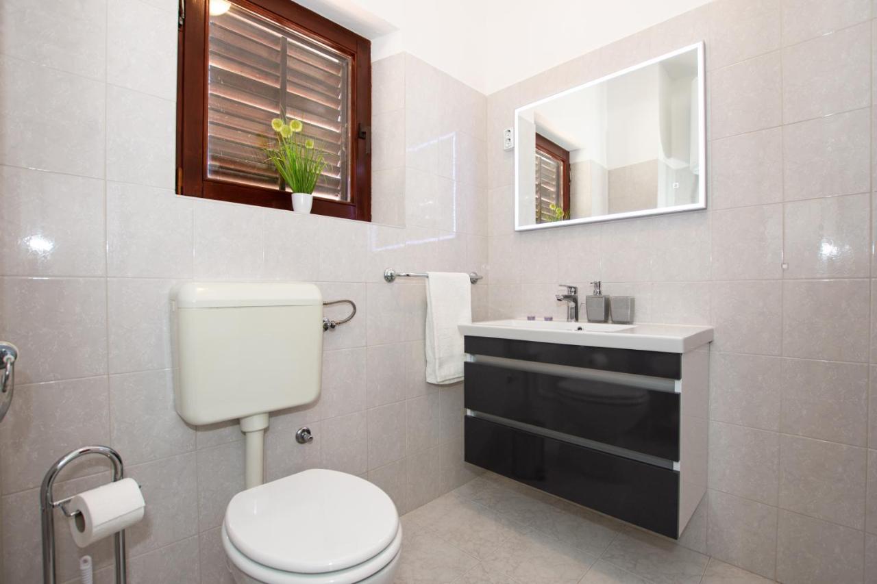 White Diamond Apartment Vrsi Luaran gambar