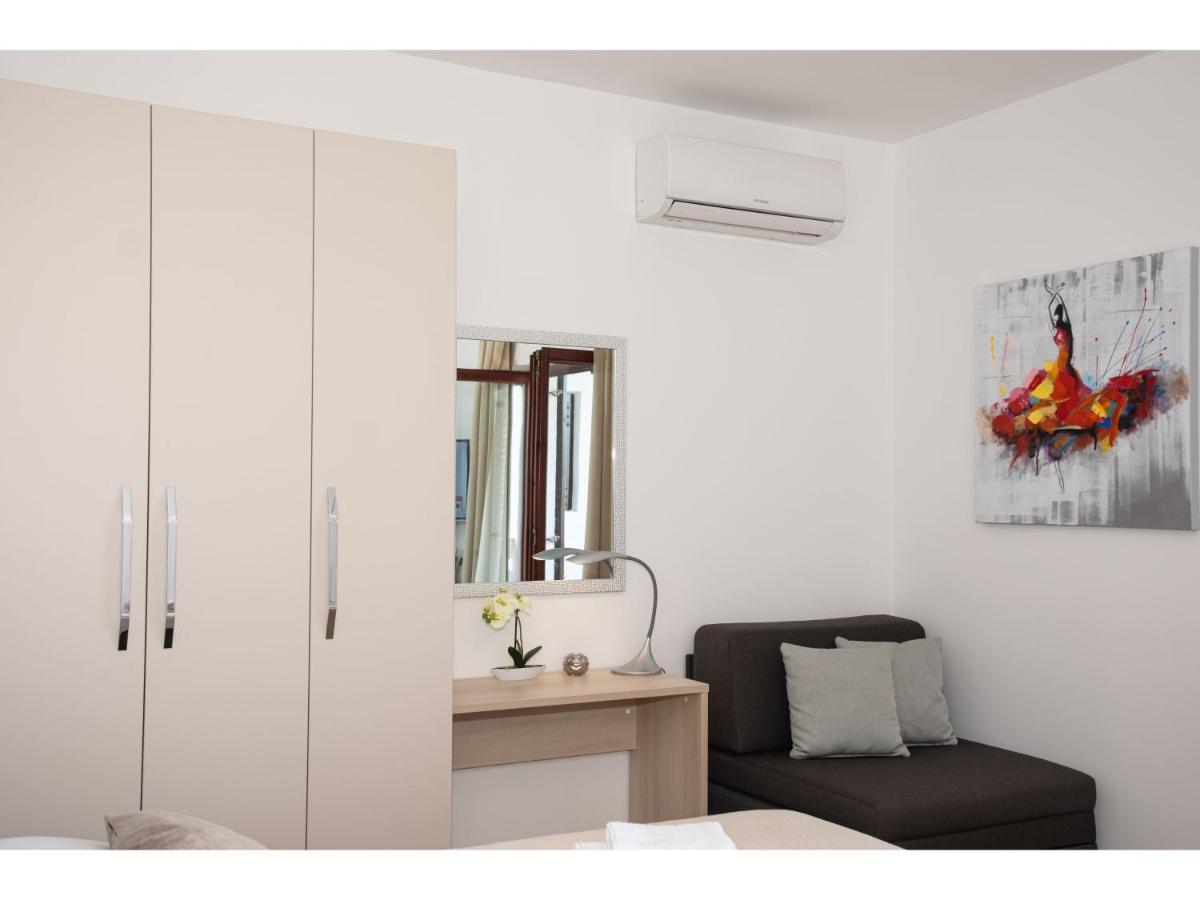 White Diamond Apartment Vrsi Luaran gambar