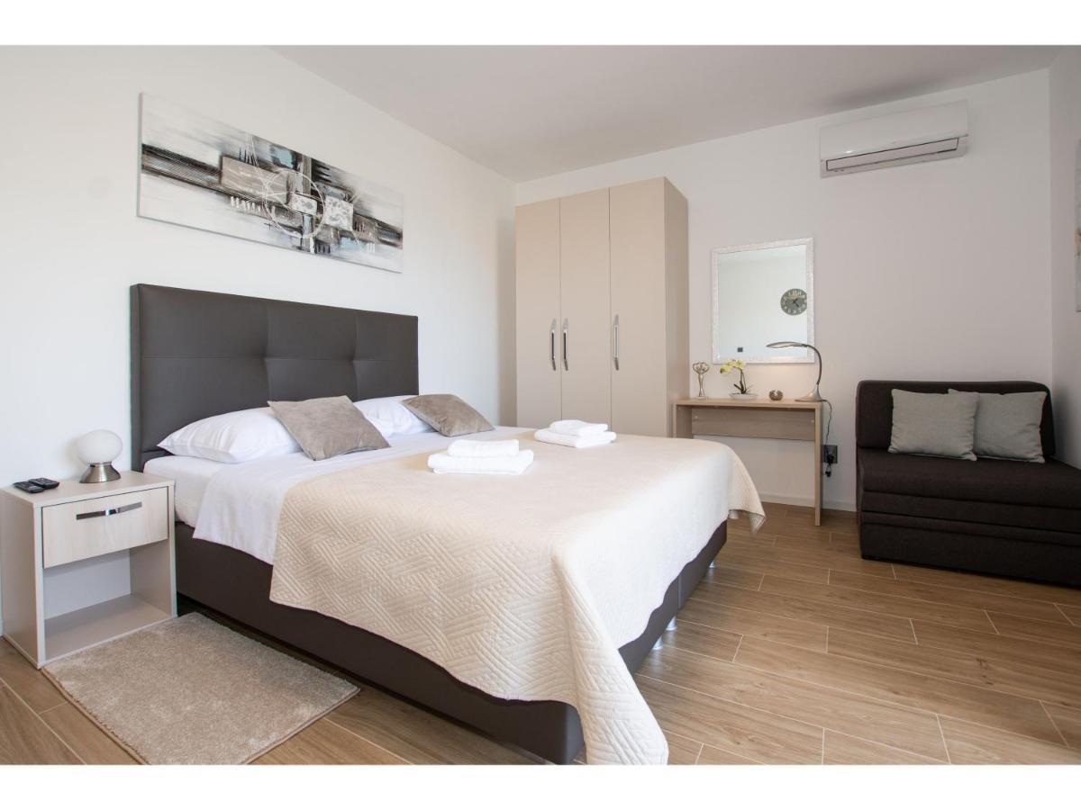 White Diamond Apartment Vrsi Luaran gambar