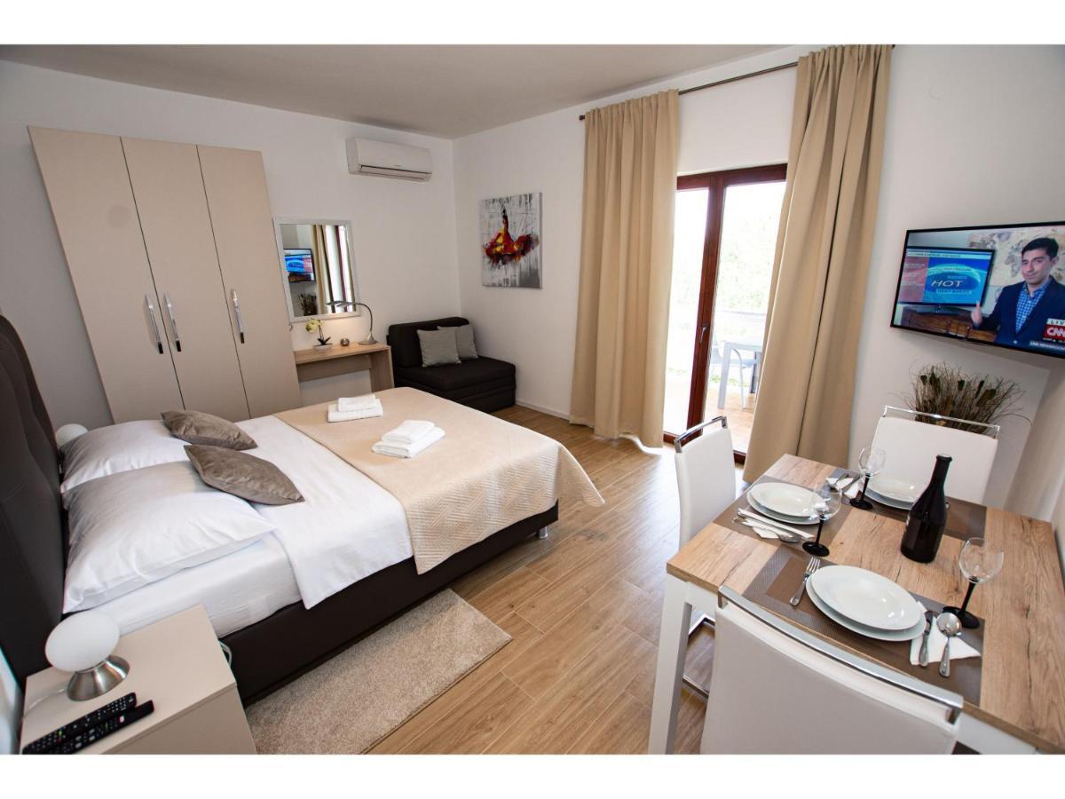White Diamond Apartment Vrsi Luaran gambar